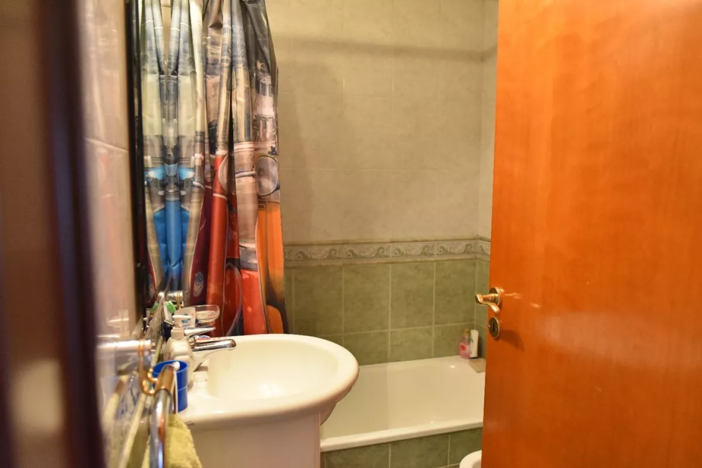 Casa de 5 ambientes en venta, Lomas del mirador.