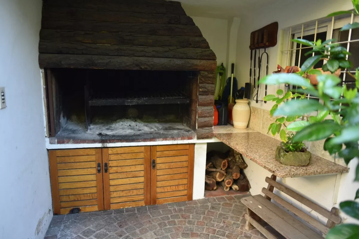 Casa de 5 ambientes en venta, Lomas del mirador.