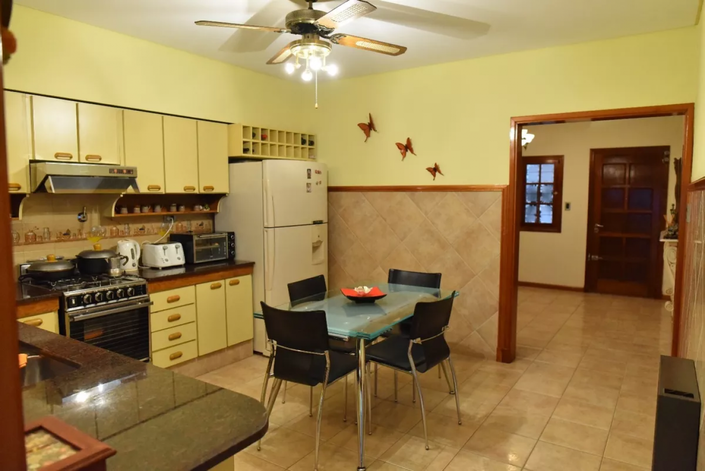 Casa de 5 ambientes en venta, Lomas del mirador.