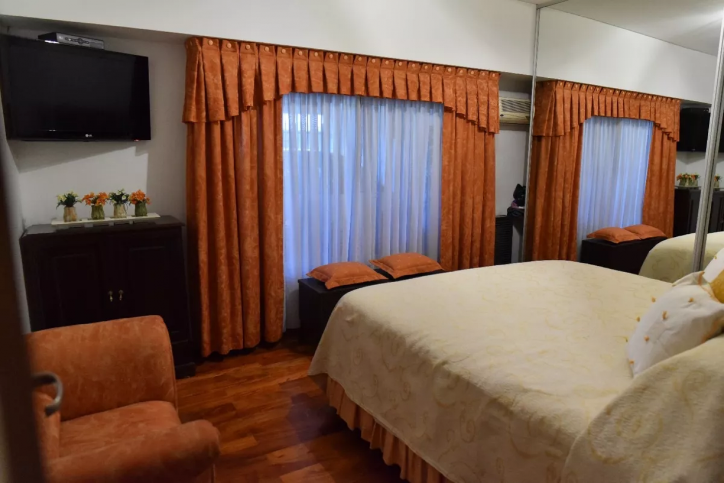 Casa de 5 ambientes en venta, Lomas del mirador.