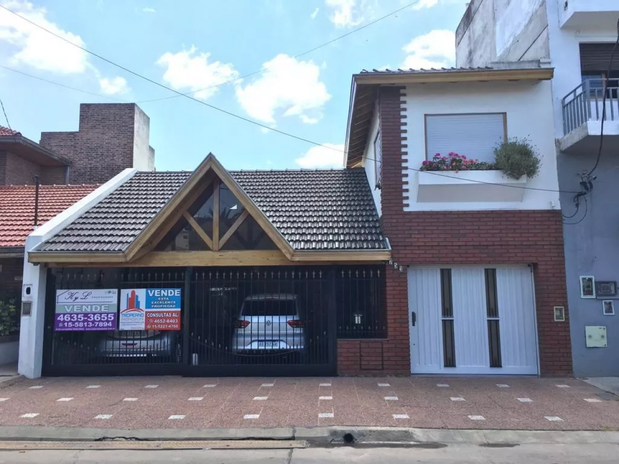 Casa de 5 ambientes en venta, Lomas del mirador.