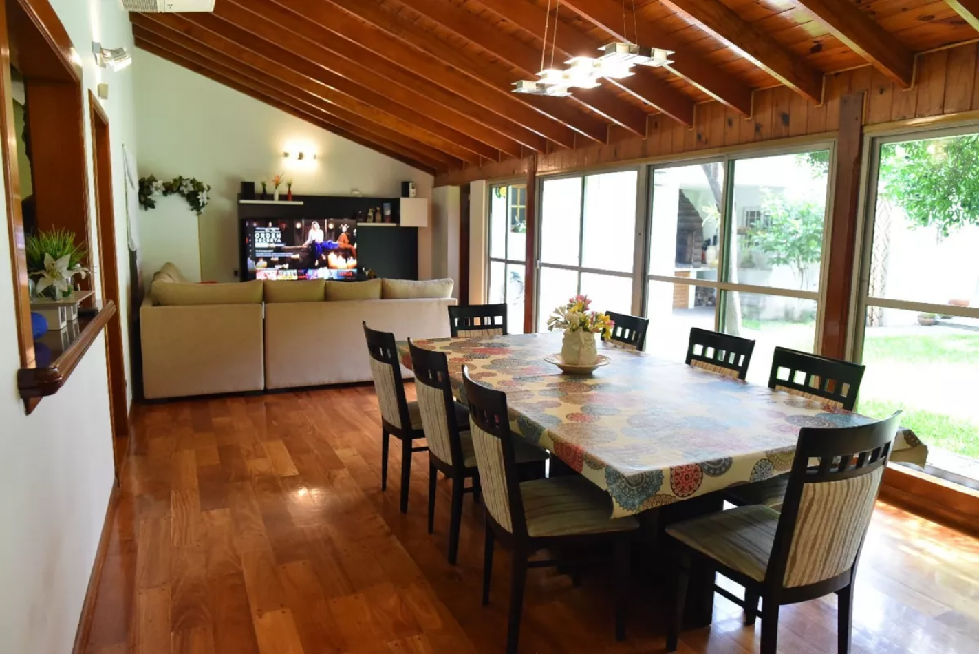 Casa de 5 ambientes en venta, Lomas del mirador.